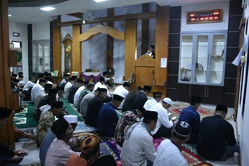 Salat Subuh Berjamaah di Masjid Al Ikhlas, Dusun Cilega, Desa Sakurjaya, Kecamatan Ujungjaya penuh makna. Kegiatan tersebut dihadiri Bupati Sumedang Dony Ahmad Munir bersama jajaran pemerintah daerah serta masyarakat setempat.Dok-Diskomimfosanditik Sumeda