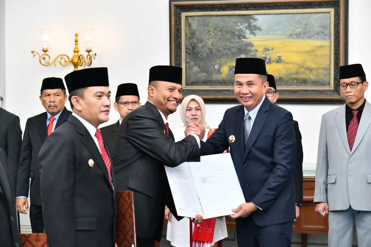 Pj Gubernur Jawa Barat Bey Machmudin menyerahkan Keputusan Menteri Dalam Negeri tentang Perpanjangan Masa Jabatan Pj Bupati Majalengka dan Pj Bupati Subang di Gedung Pakuan, Kota Bandung, Sabtu (14/12/2024).