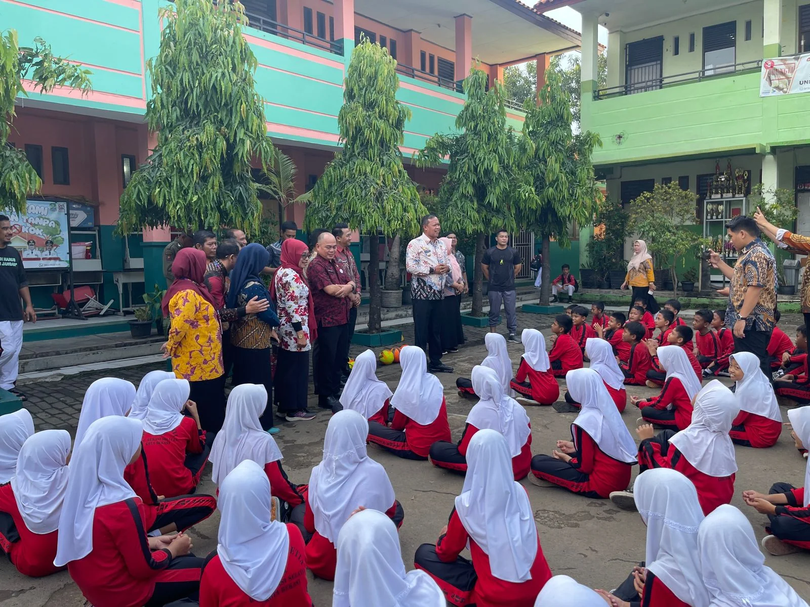 Wali Kota Bekasi, Dr. Tri Adhianto Tjahyono, yang melakukan inspeksi mendadak (Sidak) ke SDN Jakasetia IV.Ist