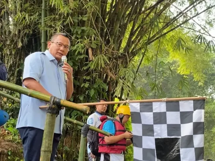 Ketua Komisi B DPRD Kota Depok, Hamzah melepas peserta susur sungai bersama PT Tirta Asasta Depok dalam momentum peringatan Hari Air Sedunia di Sungai Ciliwung, Depok, Senin (30/03/26). (Foto : Diskominfo Depok)