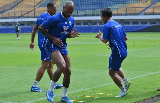 David da Silva diragukan tampil karena mengalami masalah di otot paha.