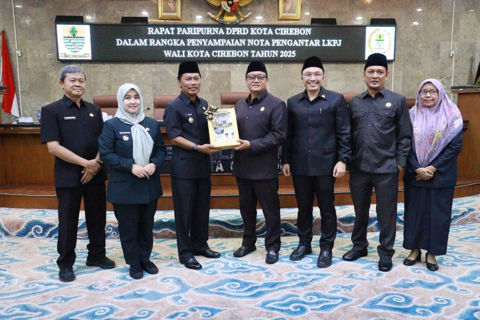 Wali Kota Cirebon, Effendi Edo, didampingi Wakil Wali Kota Cirebon, Siti Farida Rosmawati secara resmi menyampaikan Laporan Keterangan Pertanggungjawaban (LKPJ) Tahun Anggaran 2025 dalam Rapat Paripurna DPRD Kota Cirebon.Dok- Dede Sofyan Hadi