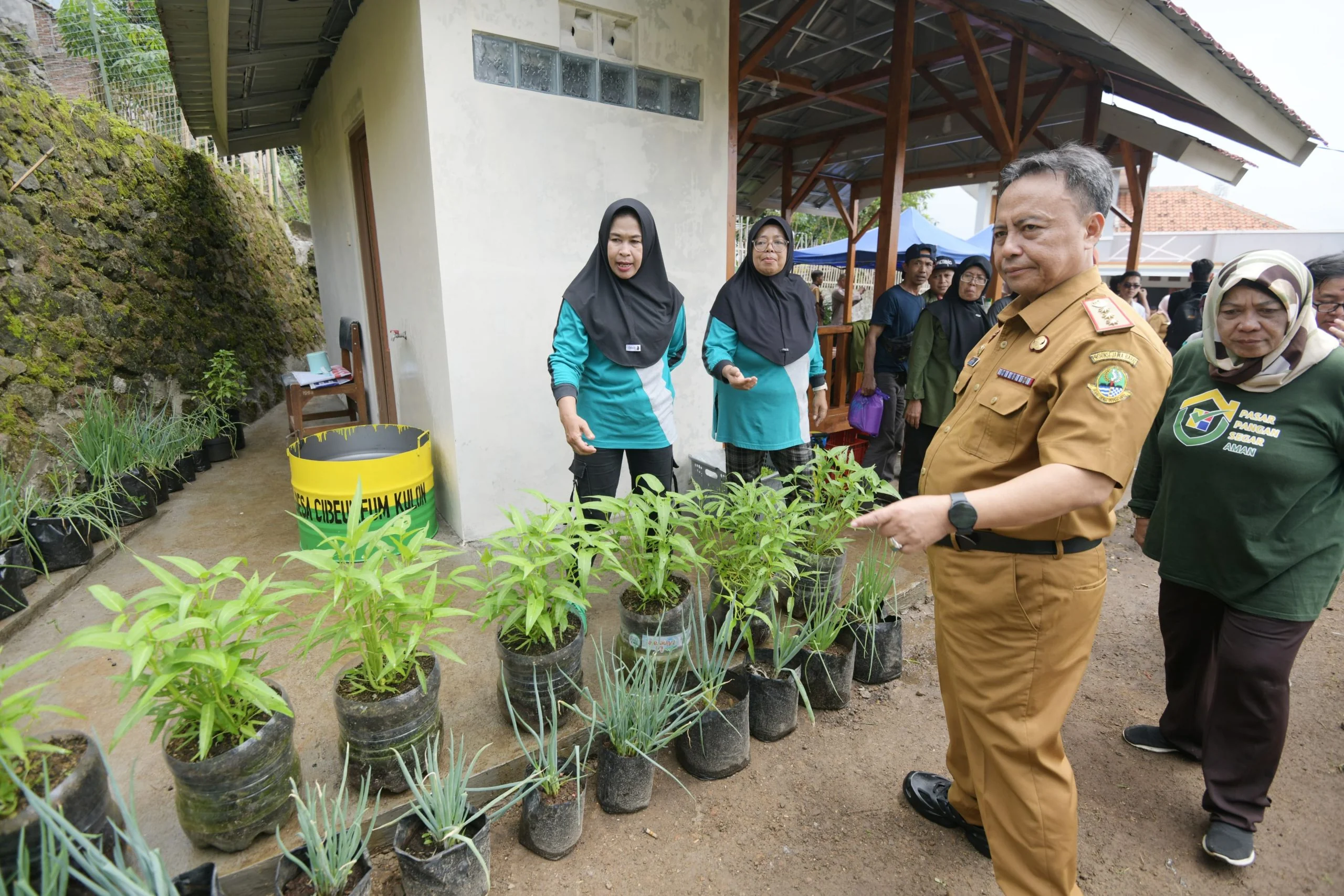 Sekretaris Daerah Provinsi Jawa Barat Herman Suryatman meninjau persiapan acara Hari Desa Tingkat Nasional di Desa Cibeureum Kulon, Kecamatan Cimalaka, Kabupaten Sumedang, Senin (13/1/2025).