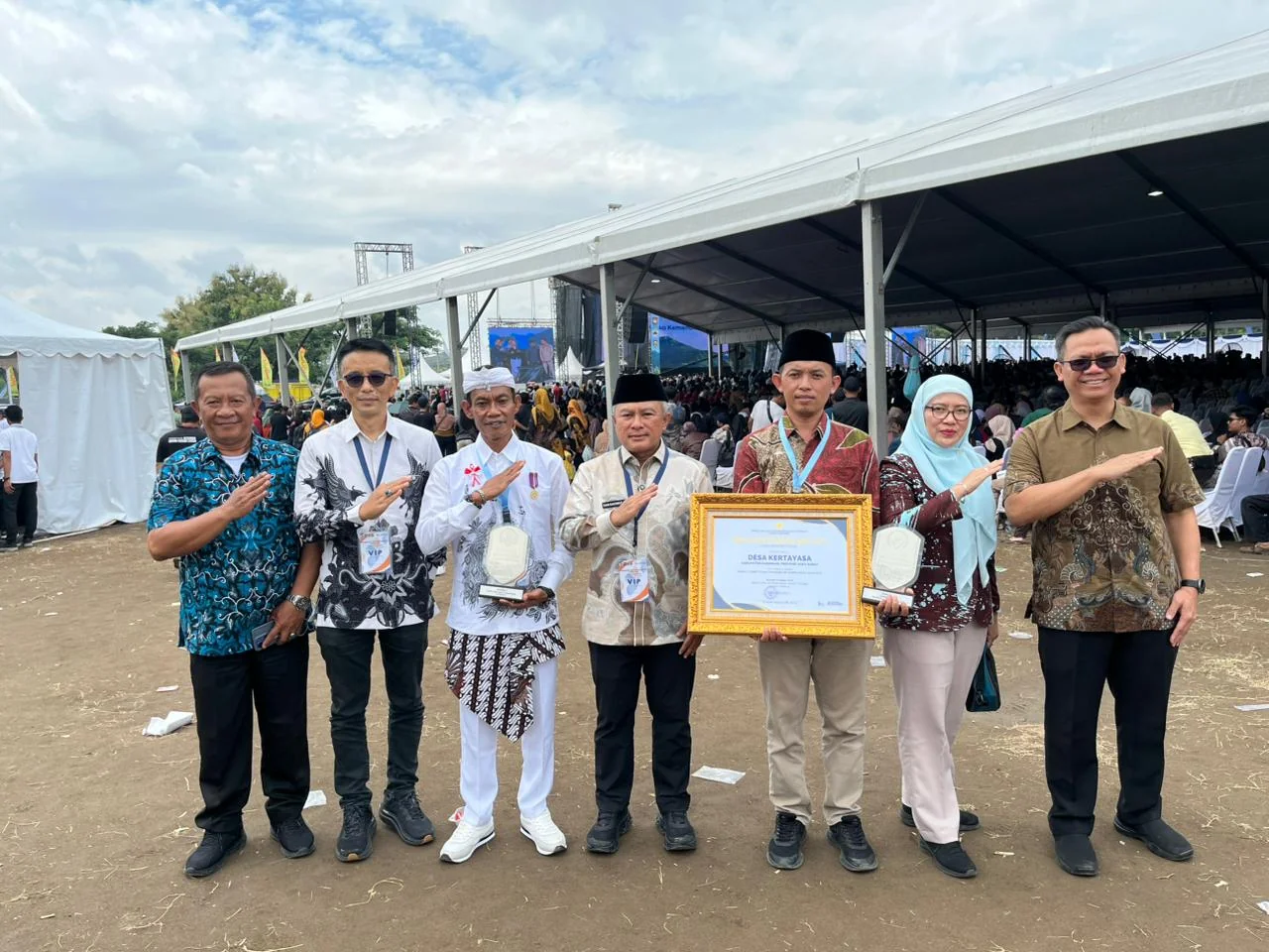 Bupati Kuningan, Dr. H. Dian Rachmat Yanuar, M.Si  didampingi oleh Kepala Dinas Pemberdayaan Masyarakat dan Desa (DPMD) Kabupaten Kuningan, Dr. H. M. Budi Alimudin, M.Si., M.H, serta Kepala Desa Jagara dan Kepala Desa Kertayasa. (Dok-BagProkompim/SetdaKun