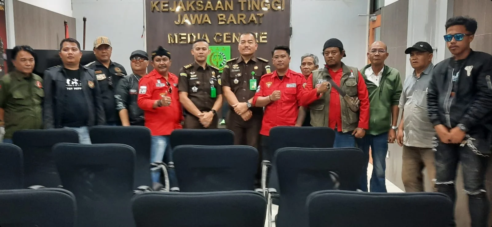 Kepala Seksi Penerangan Hukum Kejati Jabar  Nur Sricahyawijaya, S.H., M.H.. saat menerima perwakilan Aliansi Jabar Maju.Dok-KabarSunda