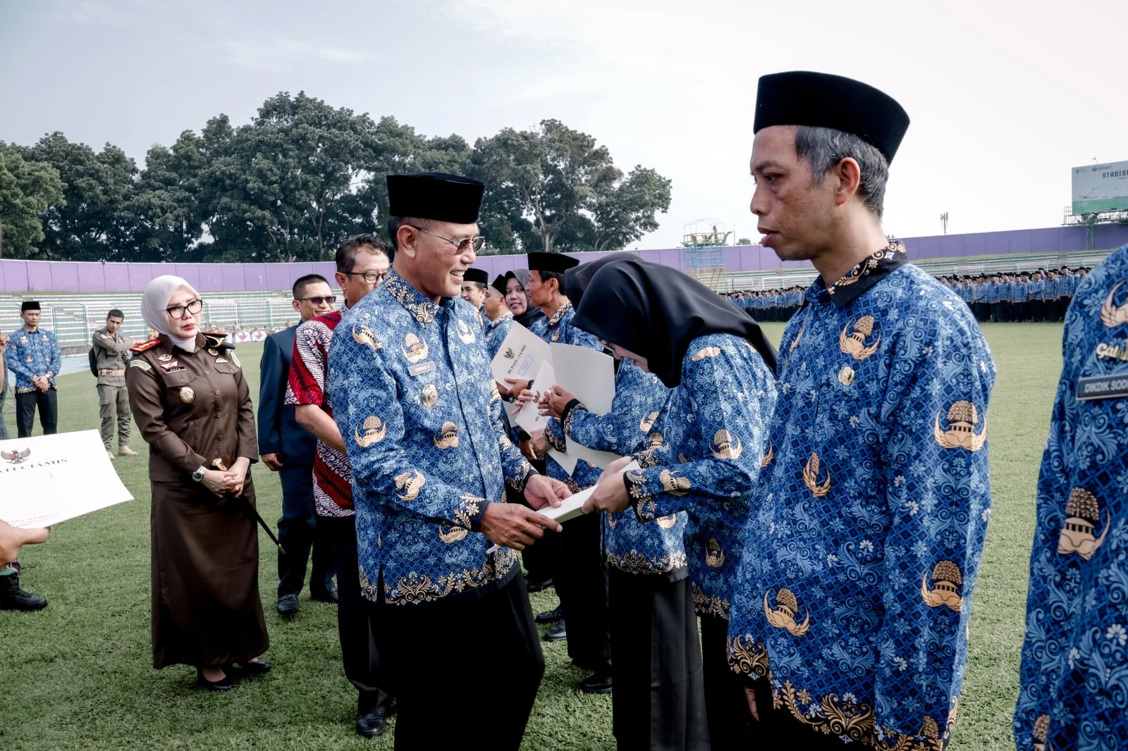 Bupati Ciamis, Herdiat Sunarya, secara resmi menyerahkan Surat Keputusan (SK) pengangkatan Pegawai Pemerintah dengan Perjanjian Kerja (PPPK) Paruh Waktu di lingkungan Pemerintah Kabupaten Ciamis.Ist