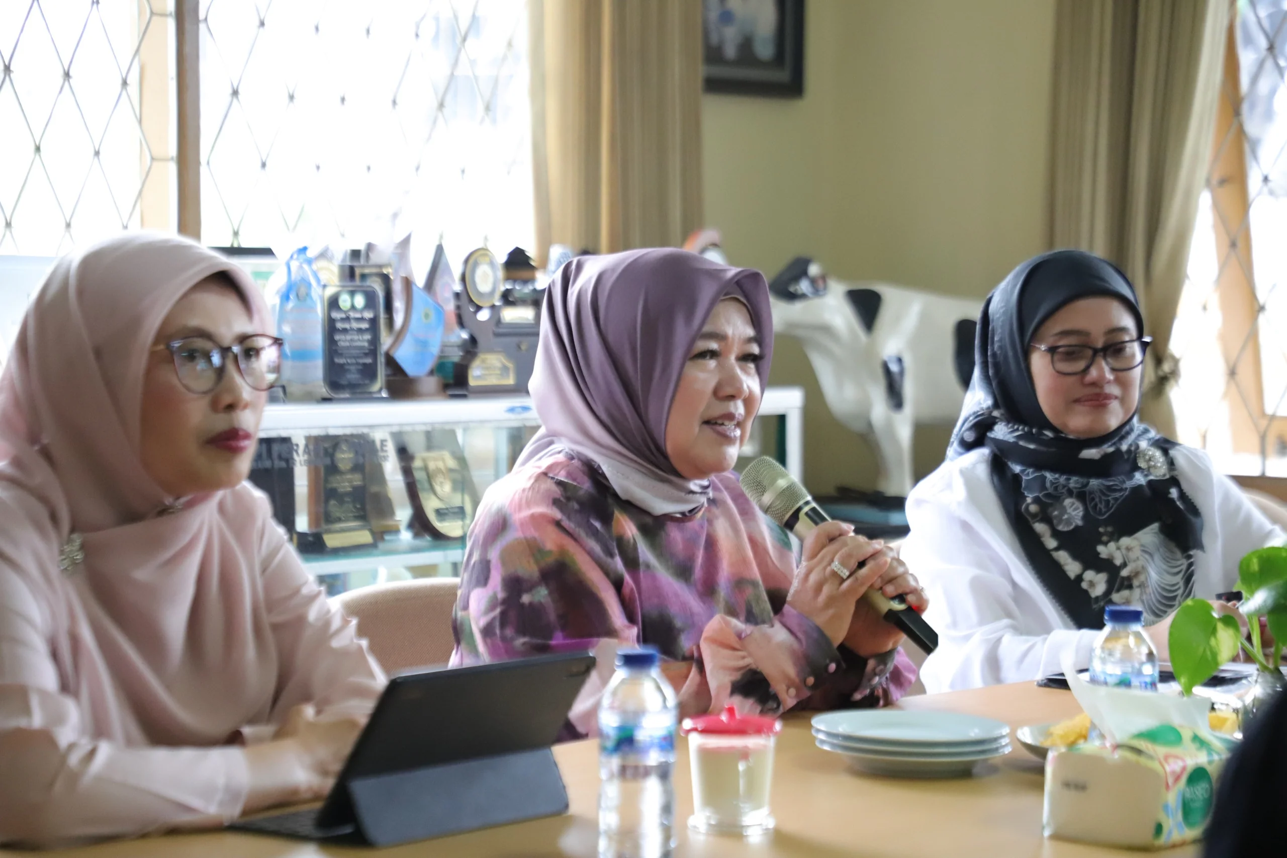 Ketua Komisi II DPRD Provinsi Jawa Barat, Lina Ruslinawati menyampaikan, pihaknya akan terus memberikan dukungan melalui penguatan kebijakan serta dorongan anggaran guna menunjang pengembangan sektor peternakan sapi perah di Jawa Barat.Dok-Humas DPRD Jaba