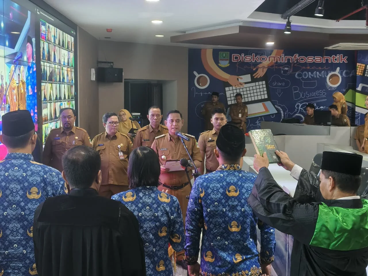 PELANTIKAN : Pelaksana Tugas Bupati Bekasi dr. Asep Surya Atmaja melantik dan mengambil sumpah 464 pejabat secara virtual pejabat fungsional di lingkungan Pemerintah Kabupaten Bekasi di Ruang Command Center Diskominfosantik, Cikarang Pusat, Senin (16/3/20