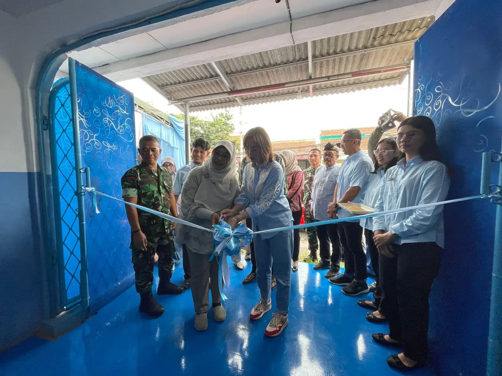 Kepala Dinas Kesehatan (Dinkes) Kota Depok Devi Maryori bersama Camat Sukmajaya Christine Desima Arthauli saat meresmikan Satuan Pelayanan Pemenuhan Gizi (SPPG) Abadijaya 3 Yayasan Optimal Optimis Delapan 008 di Jalan Barito, Kelurahan Abadijaya, Kecamata