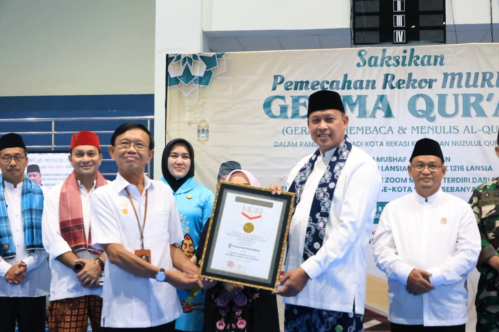 Wali Kota Bekasi Tri Adhianto, perwakilan Museum Rekor Dunia Indonesia (MURI) Yusuf Natri, Ketua LPTQ Kota Bekasi KH. Muhammad Idrus Al-Hafidz, Ketua DPRD Kota Bekasi Dr. Sardi Efendi, Kepala Kantor BJB Cabang Bekasi Ahmad Faizal, serta Kepala Kejaksaan N