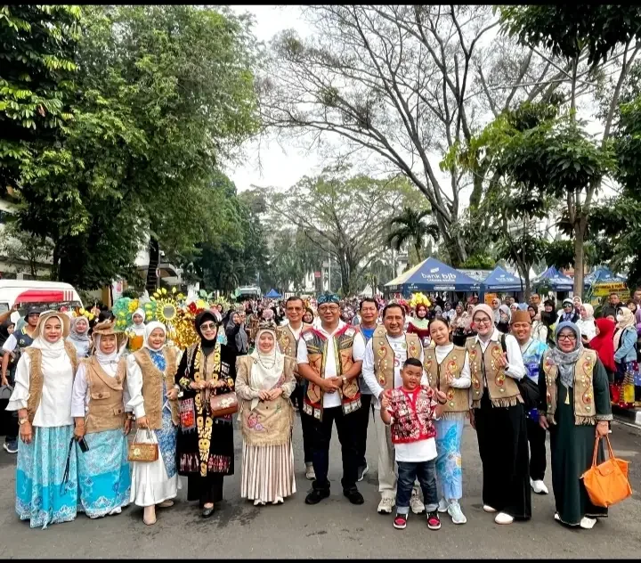 Ketua Dekranasda Kota Depok Cing Ikah (kelima dari kiri) bersama para stakeholder saat membuka acara Recycled Fashion Design dan Catwalk Competition serta Trunk Show Designer Lokal saat DCFD, Minggu (07/12/25). (Foto: JD 02/Diskominfo Depok).