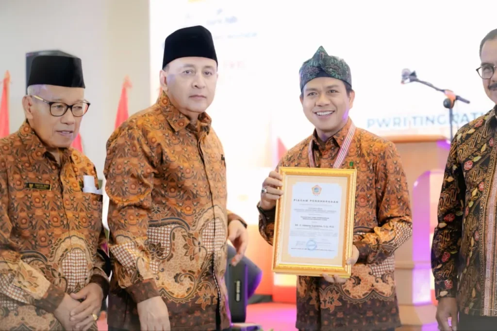 Bupati Kang DS Ngalélér Pangajén Wredatama Nugraha Utama jeung Medali Kehormatan