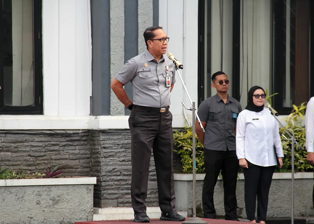 Kepala Kantor Wilayah Asep Sutandar selaku pembina apel pagi di awal bulan Februari.Dok-Humas Kemenkum Jabar