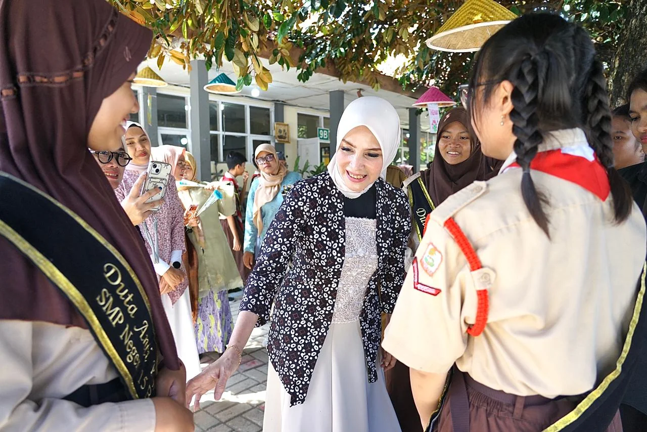 Ketua Tim Penggerak Pemberdayaan dan Kesejahteraan Keluarga (TP PKK) Kota Bogor, Yantie Rachim, mengunjungi SMPN 15 Kota Bogor untuk melihat implementasi program Seribu Kata Positif (Serbukatif).Ist