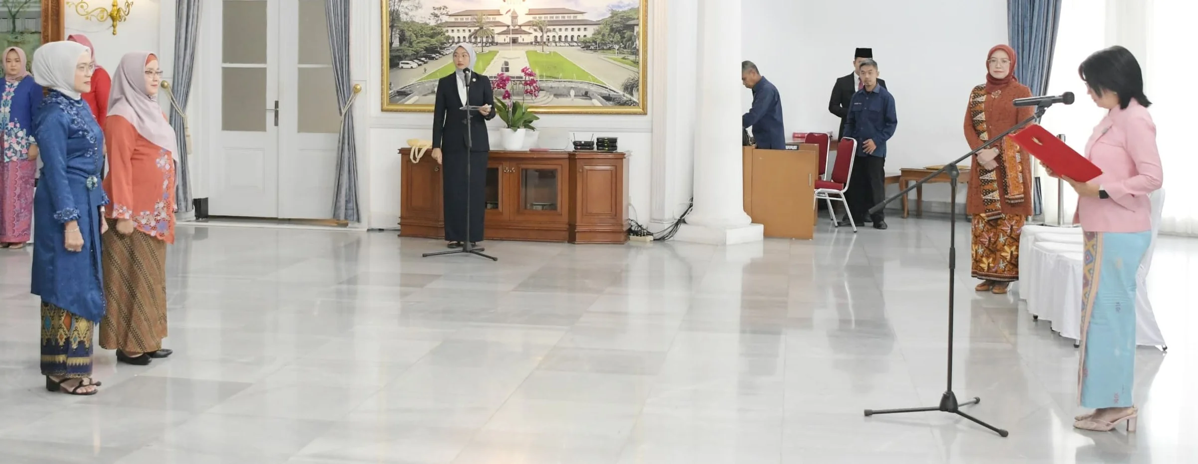 Pj Ketua TP PKK Provinsi Jawa Barat Amanda Soemedi Bey Machmudin melantik Ike Garnika sebagai Pj Ketua TP PKK Kota Cimahi dan Wiendha Winstar Afriandi sebagai Pj Ketua TP PKK Kabupaten Subang di Gedung Negara Pakuan, Kota Bandung, Selasa (21/1/2025).