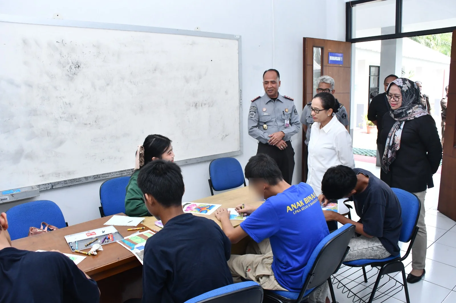 Kajati Jabar Katarina Endang Sarwestri Kunjungi LPKA II Bandung (Dok-Kasipenkum Kejati Jabar Nur Sricahyawijaya)