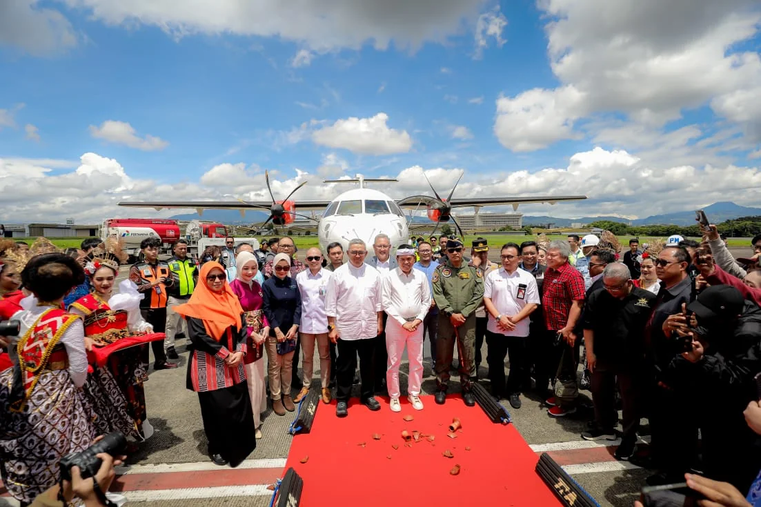 Gubernur Jawa Barat Dedi Mulyadi didampingi Wali Kota Bandung Muhammad Farhan Penerbangan perdana Wings Air rute Semarang-Bandung.Ist