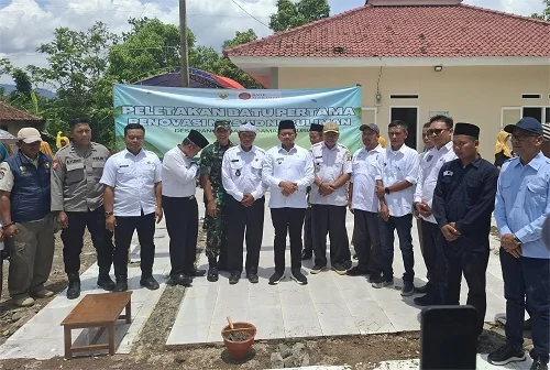 Bupati Dony  saat menghadiri peletakan batu pertama pemagaran Masjid Jami Nurul Iman.Ist