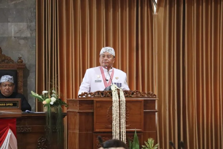 Sekretaris Daerah Provinsi Jawa Barat Herman Suryatman, ketika memberikan sambutan dalam Rapat Paripurna Dewan Perwakilan Rakyat Daerah (DPRD) Kota Sukabumi dalam rangka Peringatan HUT ke – 112 Kota Sukabumi.Dok-Diskominfo Kota Sukabumi