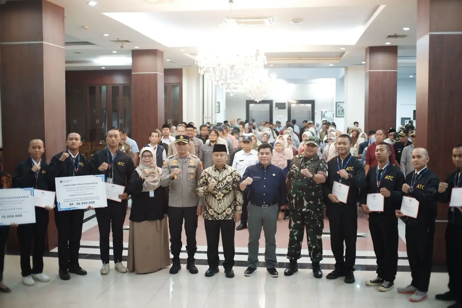 Wali Kota Depok, Supian Suri saat menyerahkan bantuan dan uang saku ke peserta magang ke Jepang, Selasa (03/03/26). (Foto: Diskominfo Depok).