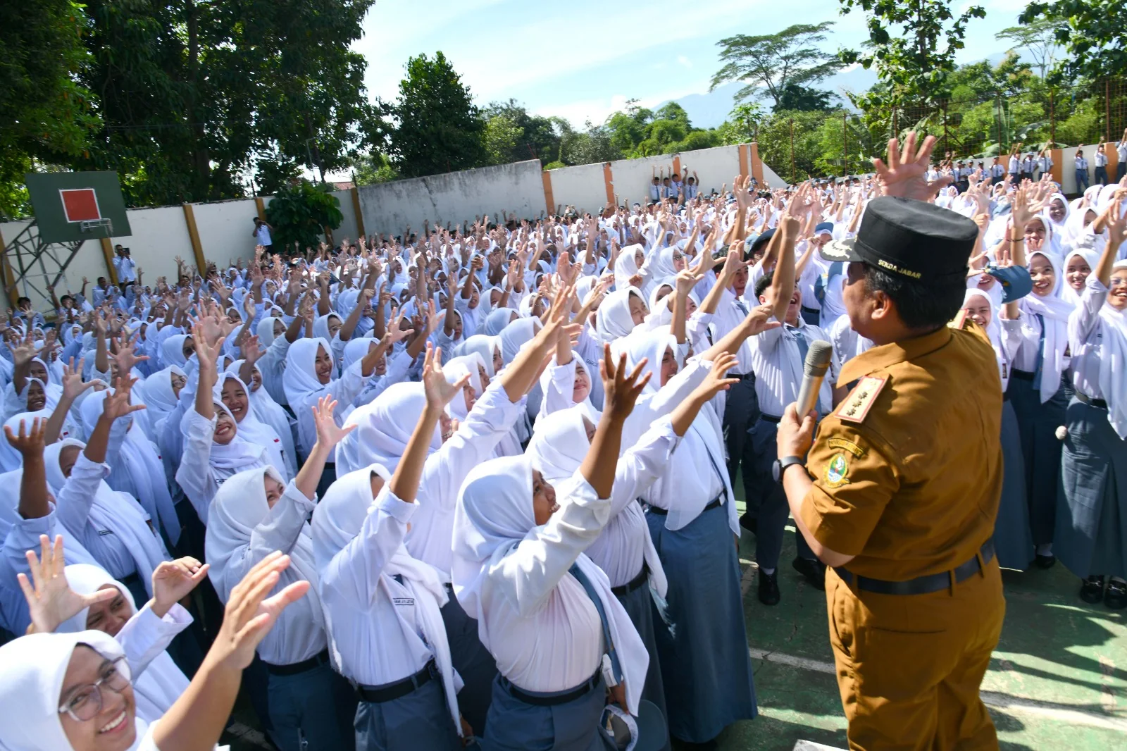 Sekda Jabar Herman Suryatman saat monitoring penerapan pendekatan belajar Deep Learning di SMA Negeri Situraja, Kecamatan Situraja, Kabupaten Sumedang, Senin (6/1/2025).