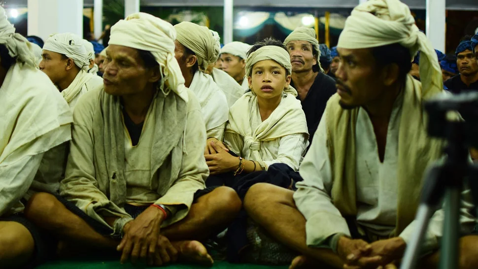 Di beberapa daerah di Jawa Barat dengan mayoritas etnis Sunda sampai sekarang masih ada sistem kepercayaan lain di luar Islam. Salah satunya, Sunda Wiwitan.