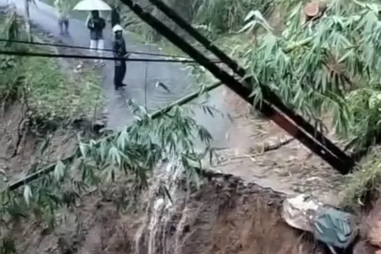 LONGSOR CICILIN: Jalan Penghubung Putus, Warga Bandung Barat Terisolir