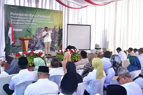 Wakil Menteri Agama  Romo R. Muhammad Syafi’i dan Bupati Sumedang Dony Ahmad Munir meletakan batu pertama Pembangunan Gedung Asrama dan Ruang Kelas Baru.Dok-Diskominfosanditik Sumedang
