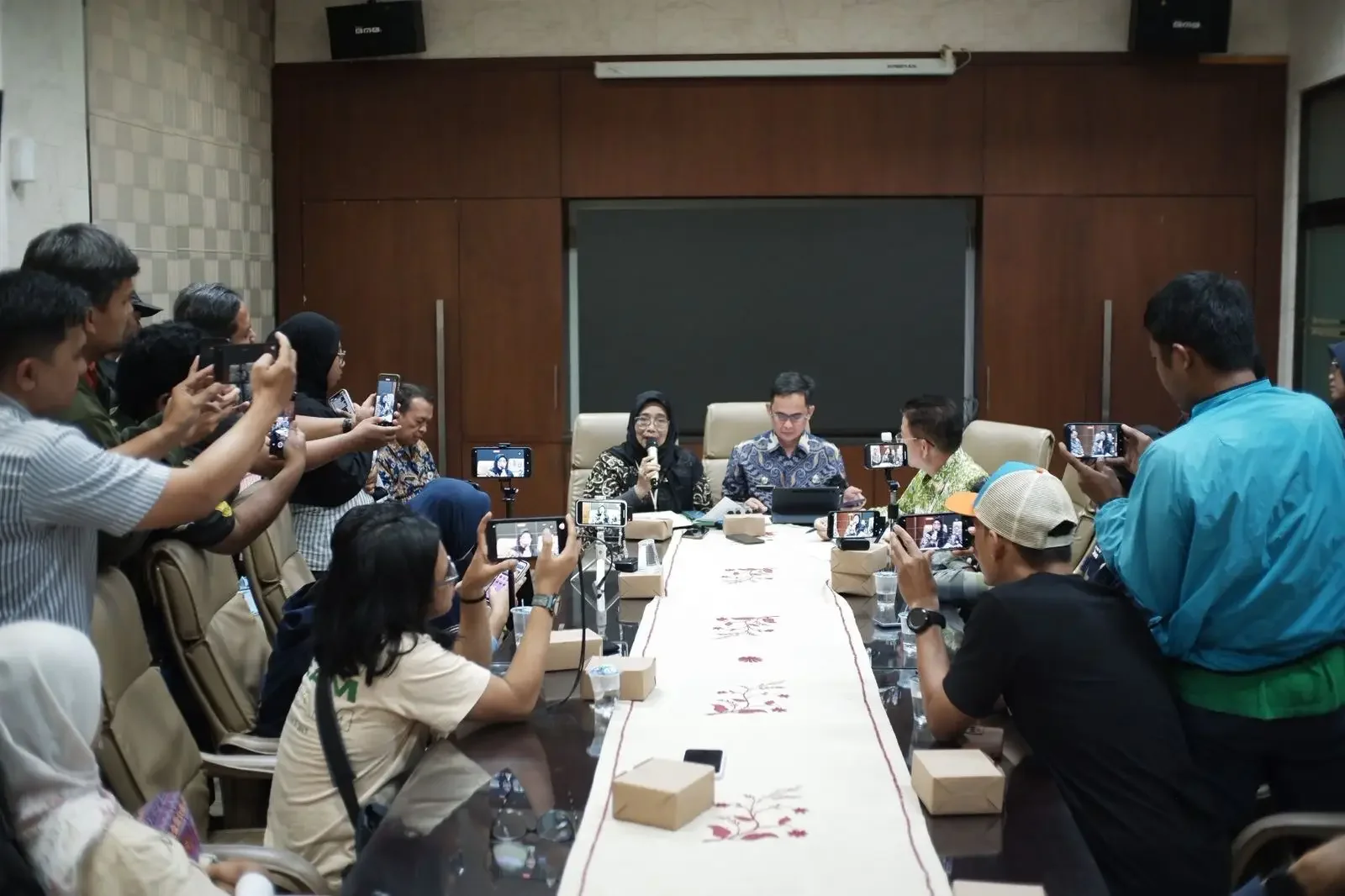 Kapala Dinkes Depok, Devi Maryori saat pelaksanaan Konferensi Pers di Ruang Bougenville Balai Kota Depok, Jumat (06/02/26). (Foto: Diskominfo Depok).