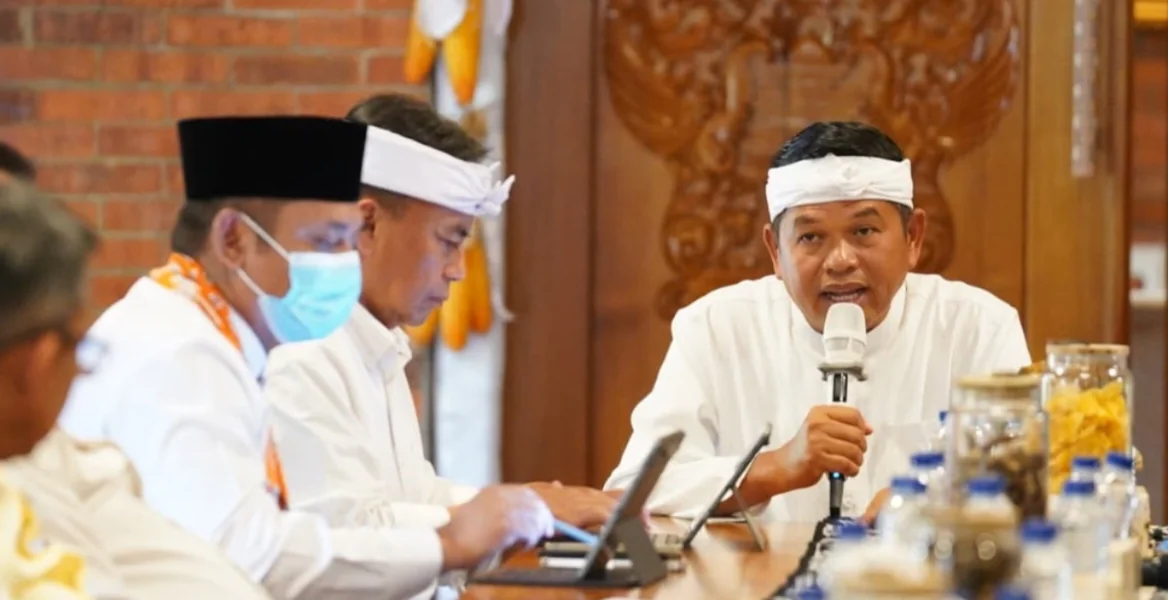 REVITALISASI TAMBAK : Plt Bupati Bekasi Asep Surya Atmaja menghadiri Rakor Percepatan Program Revitalisasi Tambak Pantura Jawa Barat bersama Menteri Kelautan dan Perikanan, Sakti Wahyu Trenggono dan Gubernur Jawa Barat, Dedi Mulyadi di Lembur Pakuan, Kabu