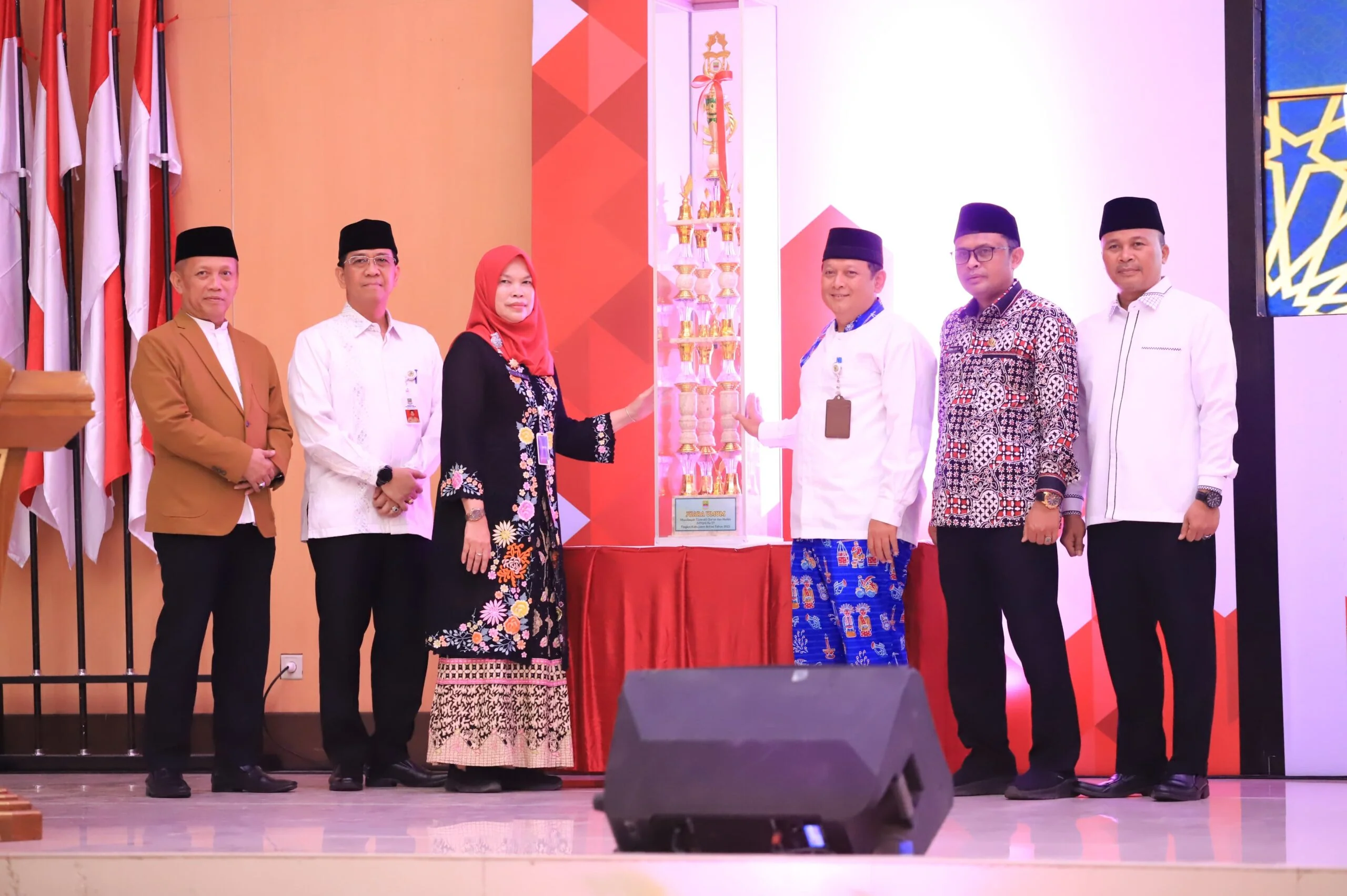 Pj Sekda Kabupaten Bekasi secara resmi menutup kegiatan Musabaqah Tilawatil Qur’an dan Hadits (MTQH) ke-57 Tingkat Kabupaten Bekasi, di Gedung Swatantra Wibawa Mukti, Kompleks Pemkab Bekasipada Jumat (21/11/2025). Foto : Arif Tiarno