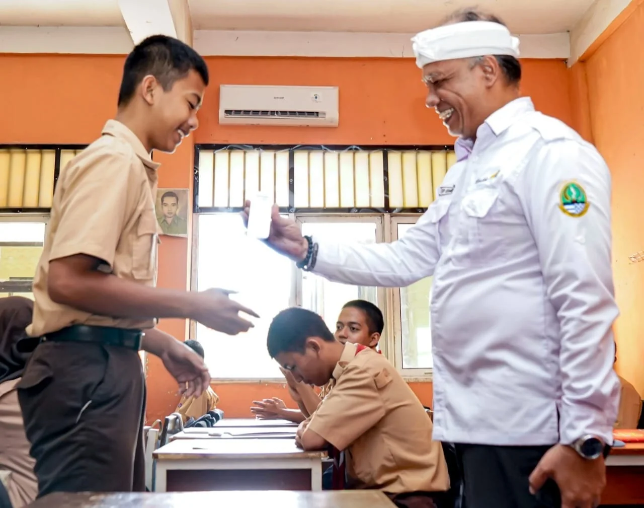 Sebanyak 26 unit AC telah terpasang di seluruh ruang kelas X SMKN 2 Depok.