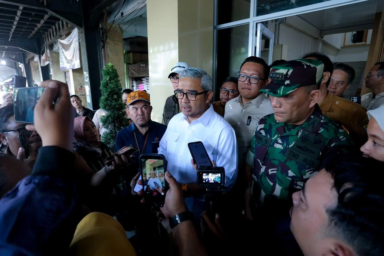 Wali Kota Bandung, Muhammad Farhan dalam kegiatan monitoring harga bahan pokok di Pasar Sederhana.Dok-Diskominfo Kota Bandung