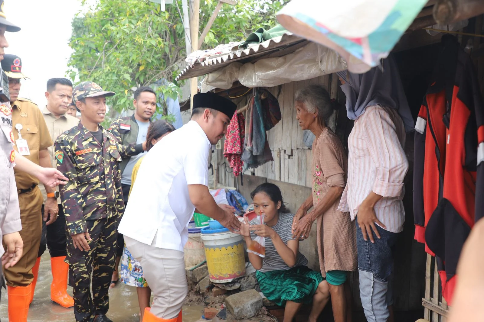 Bupati Bekasi Ade Kuswara Kunang saat mengunjungi warga terdampak banjir di Desa Sukamanah Kecamatan Sukatani.Ist