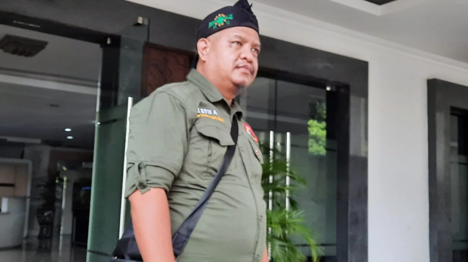 Ketua LSM Trinusa DPD Jawa Barat, Ait M Sumarna (Kang Ait), saat mendatangi Gedung DPRD Jabar, Kamis (13 Februari 2025).