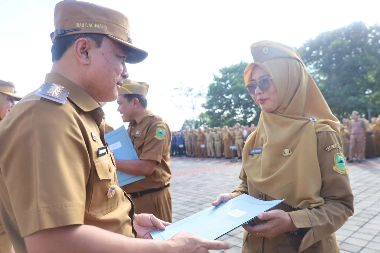 Bupati Kuningan Dr. H. Dian Rachmat Yanuar, M.Si., didampingi Wakil Bupati Hj. Tuti Andriani, SH., M.Kn menyerahkan petikan Surat Keputusan (SK) penugasan dan alih tugas Kepala Sekolah di lingkungan Dinas Pendidikan dan Kebudayaan Kabupaten Kuningan.Dok-I