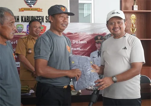 Bupati Sumedang Dony Ahmad Munir secara langsung menyerahkan seragam kepada perwakilan anggota Linmas.Dok-Diskominfosanditik Sumedang