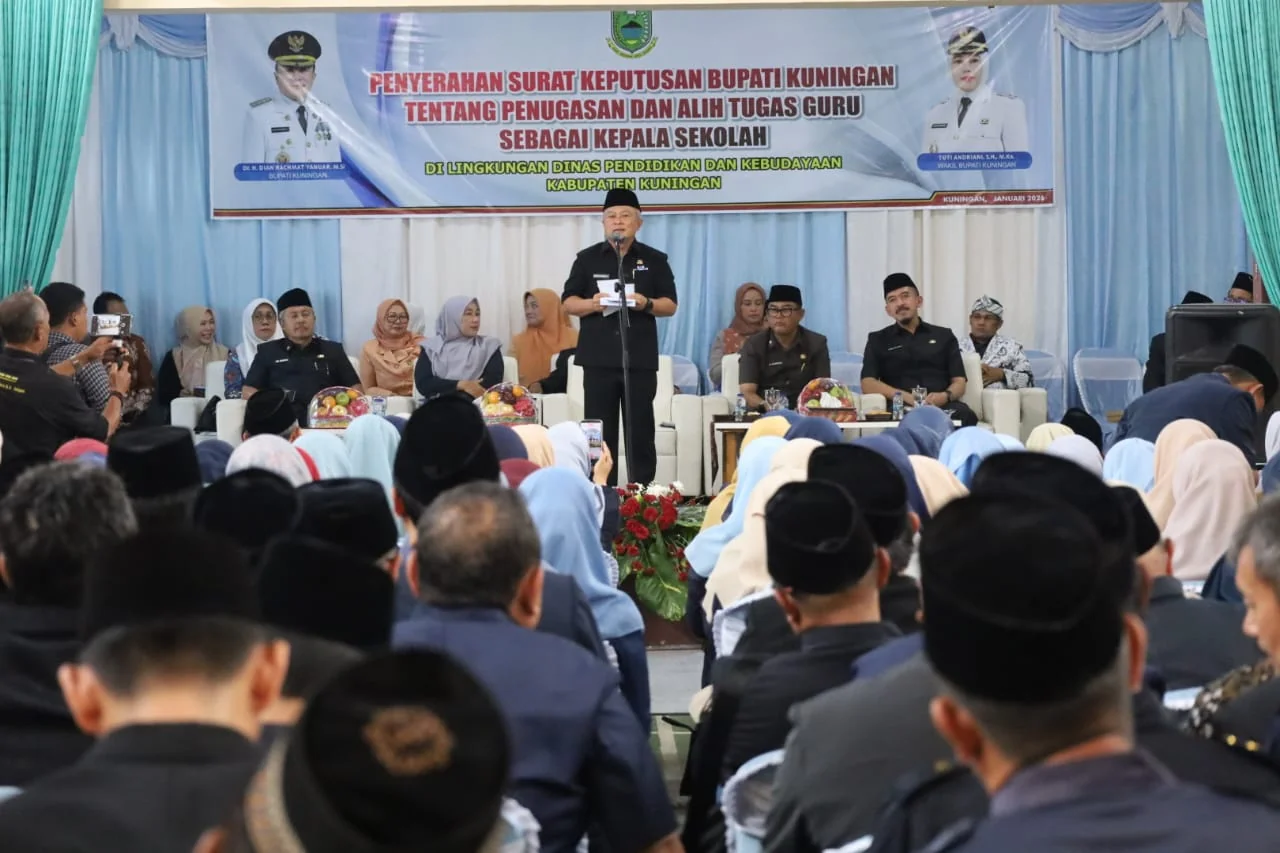 Bupati Kuningan Dr. H. Dian Rachmat Yanuar, M.Si., menyerahkan Surat Keputusan (SK) penugasan, promosi, dan alih tugas kepada 218 Kepala Sekolah TK, SD, dan SMP di lingkungan Dinas Pendidikan dan Kebudayaan Kabupaten Kuningan.DoK-IKP Diskomimfo Kuningan