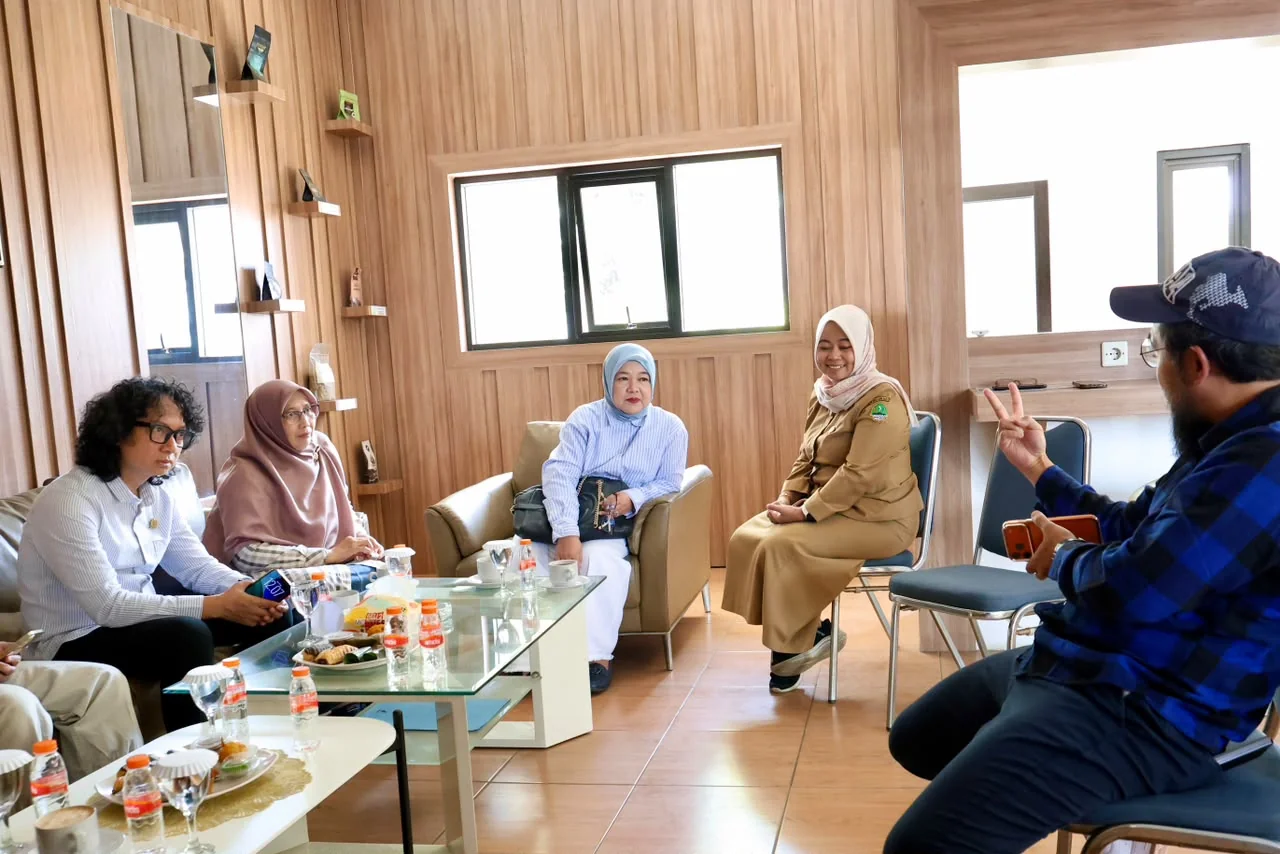 Wakil Ketua Komisi II DPRD Provinsi Jawa Barat, Lina Ruslinawati di UPTD Balai Pengujian dan Sertifikasi Mutu Barang Agro yang berlokasi di Cinunuk, Kabupaten Bandung.Dok-Humas DPRD Jabar
