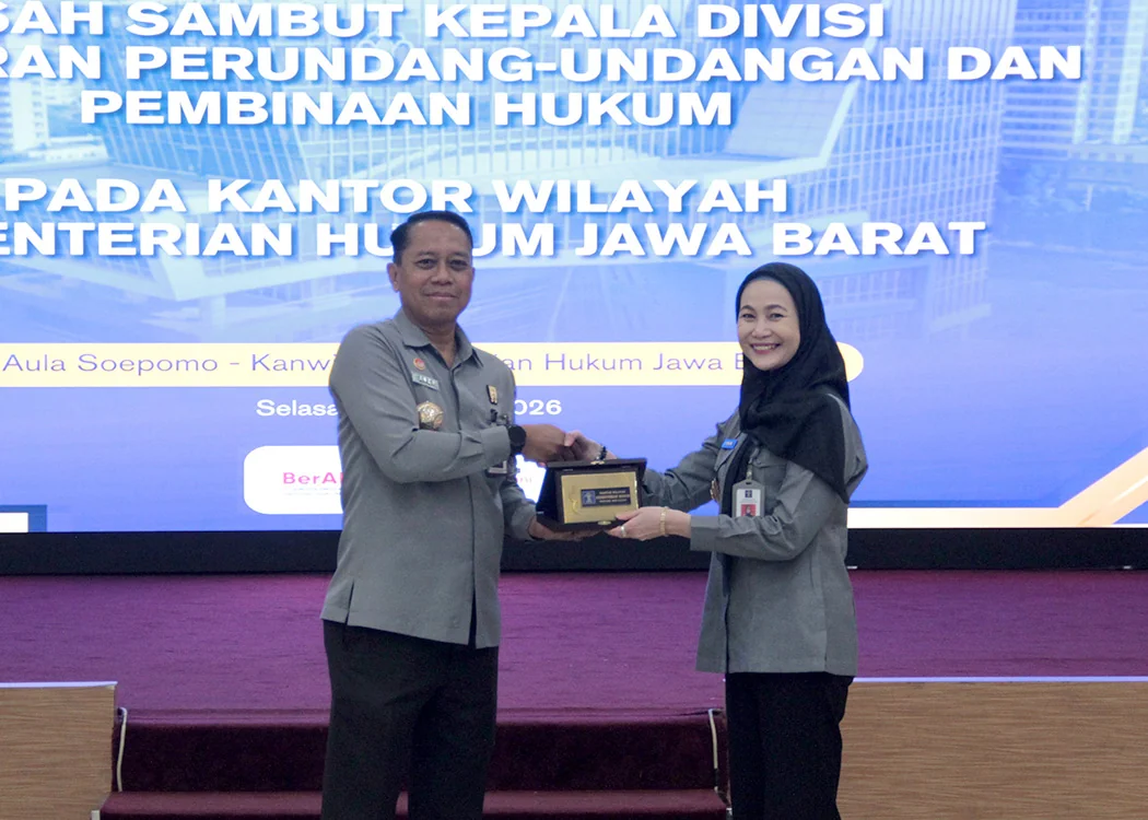 Kanwil Kemenkum Jabar, Asep Sutandar melepas Funna Maulia Masaile yang akan melanjutkan tugas sebagai Kadiv P3H di Kanwil Kemenkum Sumatra Barat. Dok-Humas Kemenkum Jabar