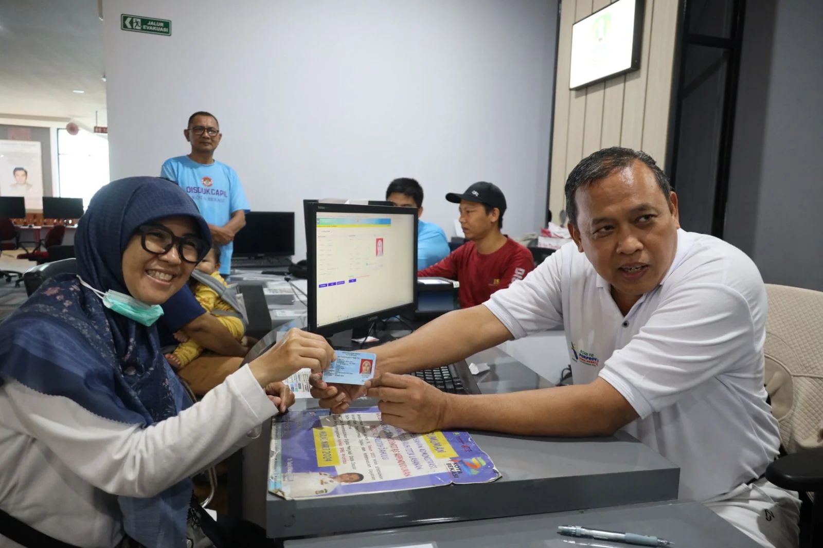 Wali Kota Bekasi Tri Adhianto turun langsung memastikan seluruh layanan berjalan lancar dan optimal.Dok-Diskominfostandi Kota Bekasi