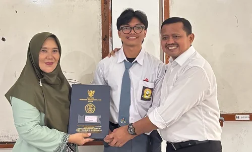 Bupati Sumedang Dony Ahmad Munir bukan dalam agenda kedinasan, melainkan sebagai seorang ayah.Diskomimfosanditik