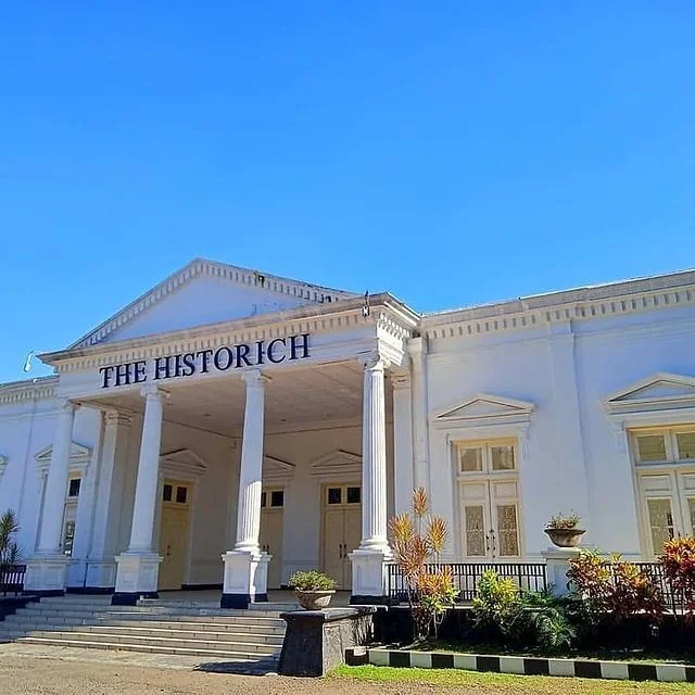 Gedung The Historich Cimahi memiliki nilai sejarah yang tinggi.