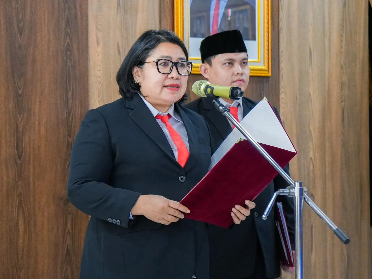 Kepala Divisi Pelayanan Hukum, Hemawati BR Pandia, yang memimpin langsung prosesi pelantikan didampingi jajaran Bidang Administrasi Hukum Umum.Ist