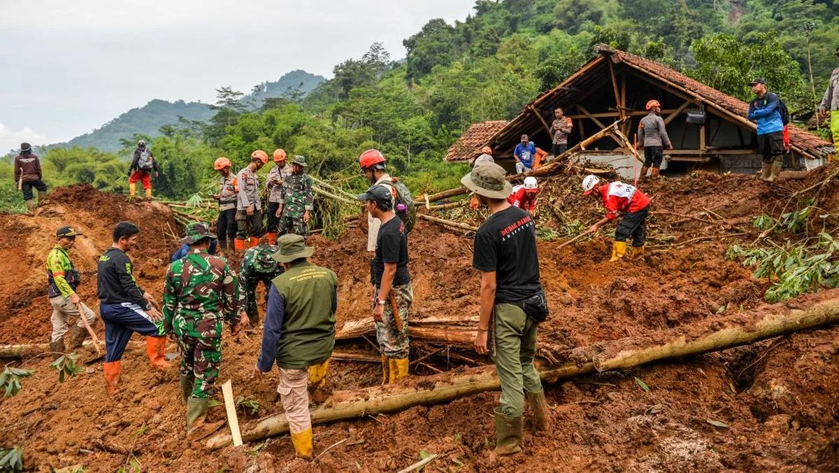 3 Warga Diduga Masih Tertimbun Longsor di Kabupaten Bandung