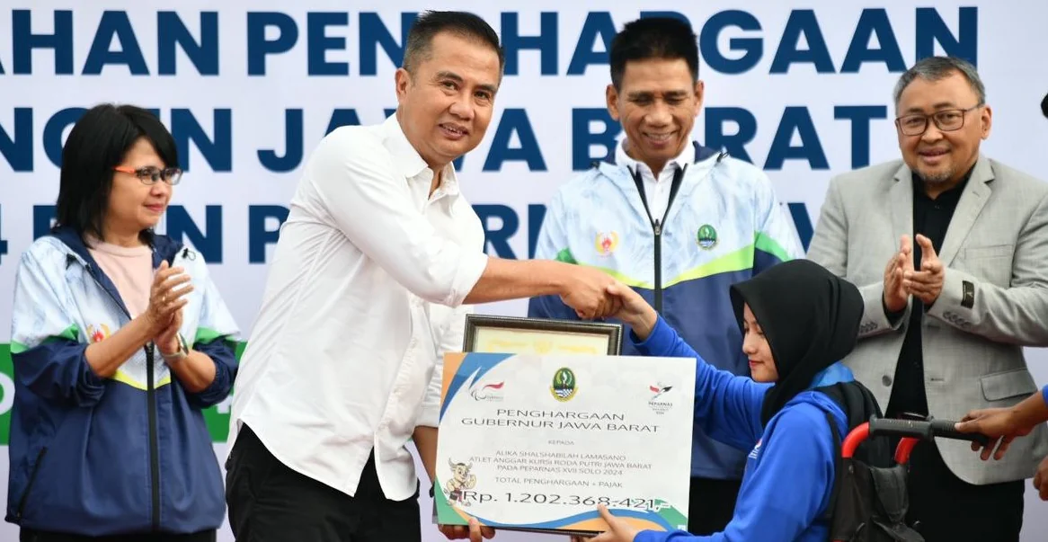 Penjabat Gubernur Jawa Barat, Bey Machmudin menghadiri penyerahan penghargaan Gubernur secara simbolis kepada aara Atlet, Pelatih dan Kontingen Jawa Barat pada PON XXI/2024 Aceh-Sumatera dan PEPARNAS XVII/2024 di Plaza Belakang Gedung Sate, Kota Bandung,