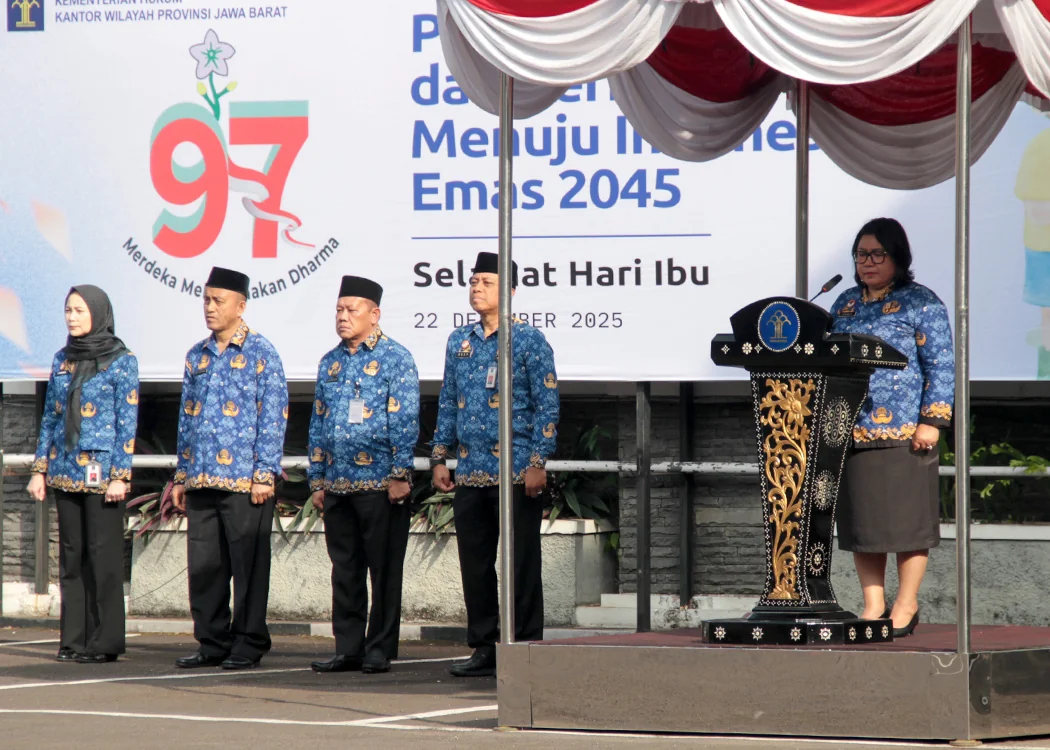 Upacara Hari Ibu Tahun 2025 kali ini dipimpin oleh Kepala Divisi Pelayanan Hukum Hemawati BR Pandia selaku pembina upacara dan diikuti oleh Kepala Kantor Wilayah Asep Sutandar, Kakanwil KemenHAM Jabar Hasbullah Fudail, Kakanwil Ditjen Imigrasi Jabar Jaya