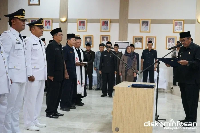 Sebanyak 293 pejabat dilantik oleh Bupati Sukabumi Asep Japar di Aula Sekretariat Daerah Kabupaten Sukabumi.Ist