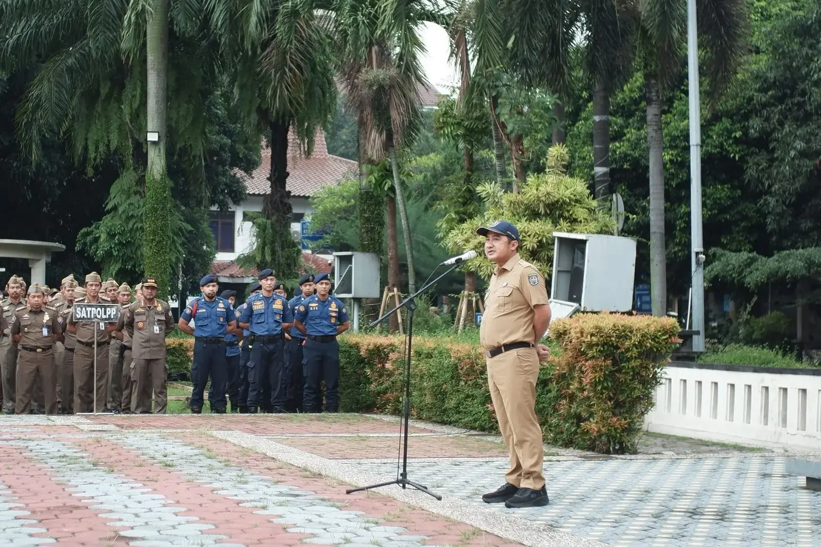 Wakil Wali Kota Depok, Chandra Rahmansyah saat menjadi pembina apel ASN di Halaman Balai Kota, Senin (19/01/26). Foto: JD 01/Diskominfo.
