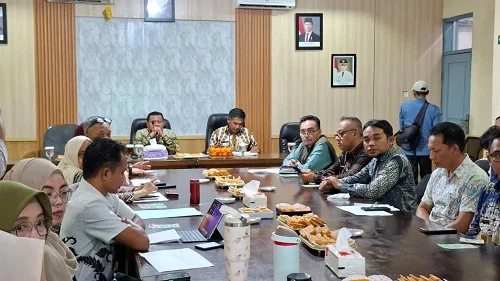 Bupati Sumedang Dony Ahmad Munir memberikan apresiasi kepada jajaran aparatur Dinsos Kabupaten Sumedang.Dok-Diskomimfosanditik